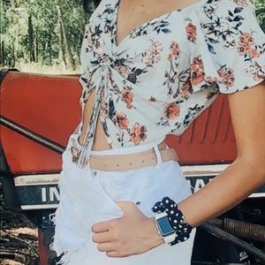 SUPER CUTE adjustable shirt from Target !!!🤍🌻